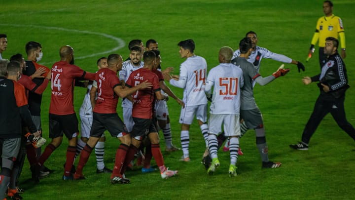 Vasco e Brasil-RS protagonizaram confusão após apito final Vasco e Brasil-RS protagonizaram confusão após apito final