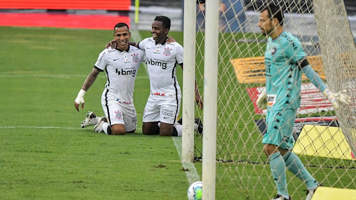 Cazares e Otero querem continuar no Corinthians.