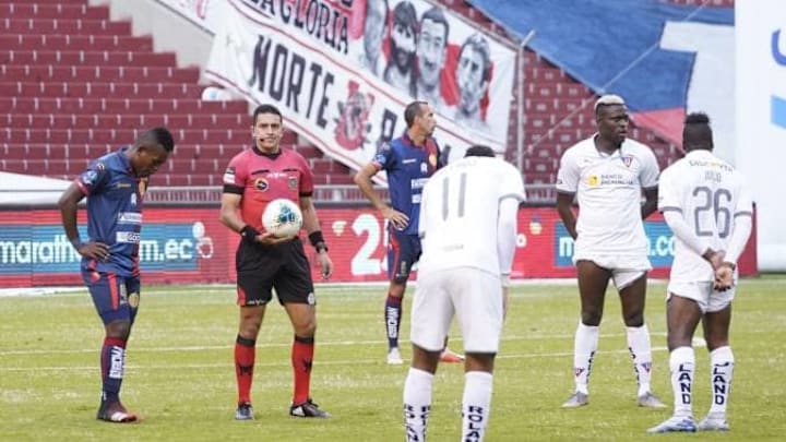 Los jugadores junto al colegiado guardando el minuto de silencio Los jugadores junto al colegiado guardando el minuto de silencio