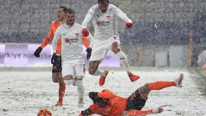 Hilarious Scenes Emerge Of Sivasspor Players Camouflaging On Snow Covered Pitch Against Basaksehir