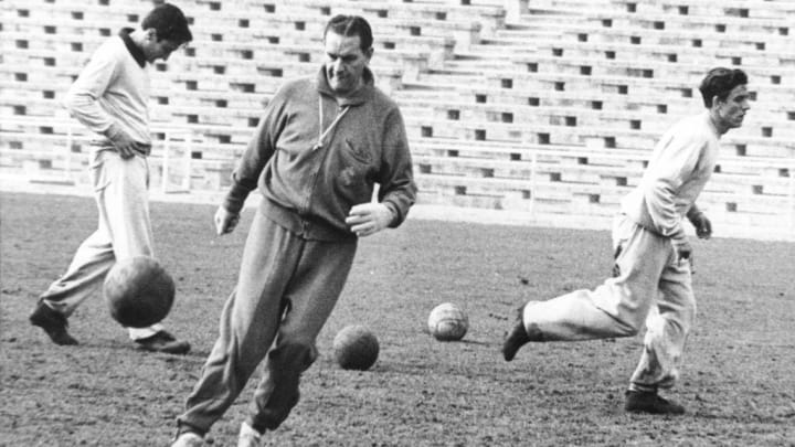 Luis Carniglia en un entrenamiento de fútbol