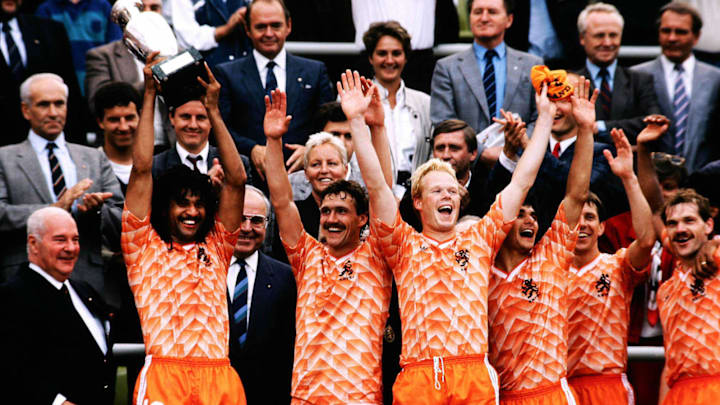 Gullit junto a sus compañeros levantando el trofeo de campeón