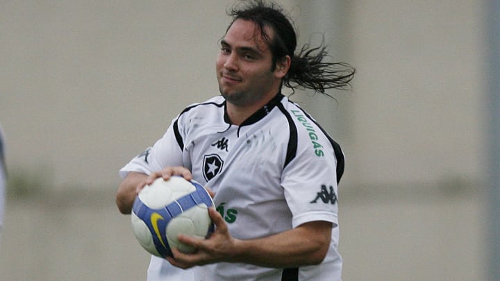 Leandro Zárate lutou contra a balança durante o tempo de Alvinegro. E não foi nada bem...