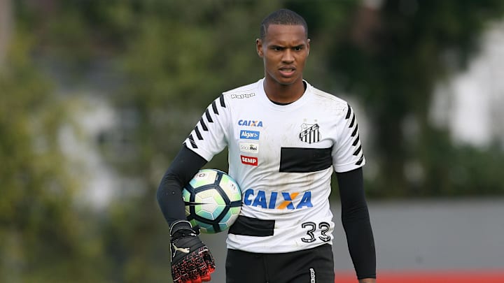 Dois Clubes Europeus Monitoram Situacao De John Goleiro Do Santos