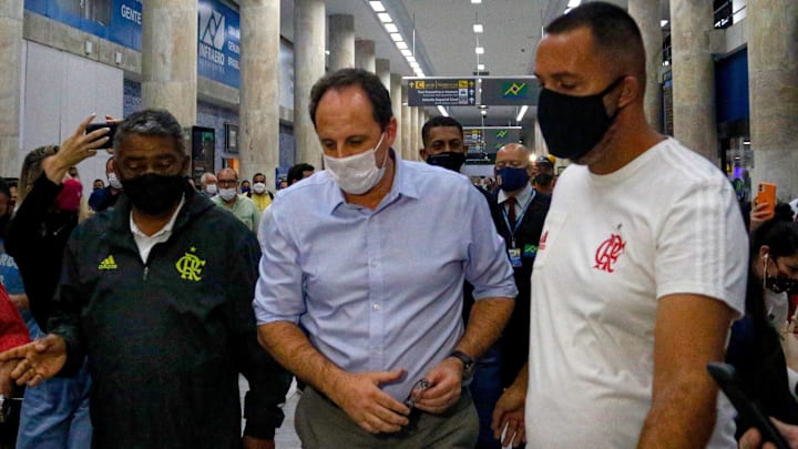 Dupla traição? Rogério Ceni manchou (muito) sua história no Fortaleza ao trocar, de novo, o clube no meio da temporada. O Mito fechou com o Flamengo. Dupla traição? Rogério Ceni manchou (muito) sua história no Fortaleza ao trocar, de novo, o clube no meio da temporada. O Mito fechou com o Flamengo.