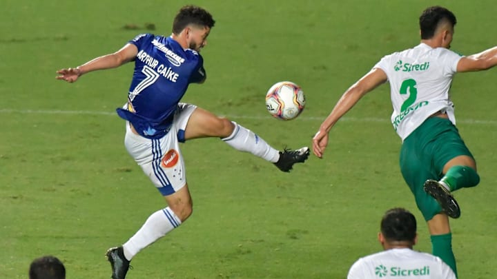 Empate do Cruzeiro com o Cuiabá deixou o time longe do acesso.