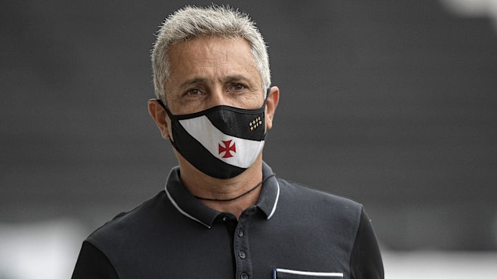 O Vasco vive uma situação delicada dentro e fora de campo. O Vasco vive uma situação delicada dentro e fora de campo.