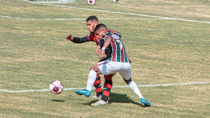 Flamengo e Fluminense disputam o troféu do Campeonato Carioca Sub-20. Flu chega ao segundo com boa vantagem. Flamengo e Fluminense disputam o troféu do Campeonato Carioca Sub-20. Flu chega ao segundo com boa vantagem.
