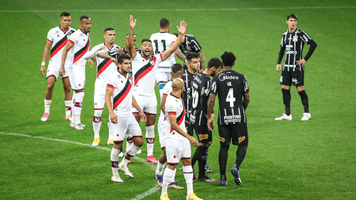 Atlético-GO aplicou 2 a 0 no Corinthians aos 20 minutos do primeiro tempo. Atlético-GO aplicou 2 a 0 no Corinthians aos 20 minutos do primeiro tempo.