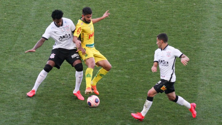 Mirassol e Corinthians se enfrentam na retomada do Campeonato Paulista. 