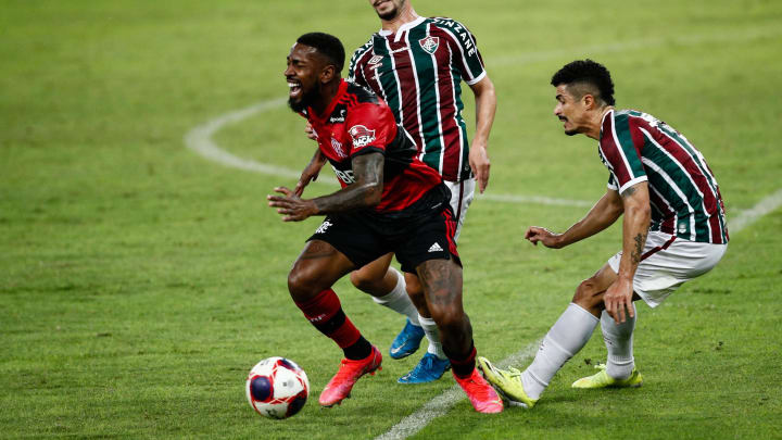 Egídio cometeu o pênalti que originou gol do Flamengo na final Egídio cometeu o pênalti que originou gol do Flamengo na final