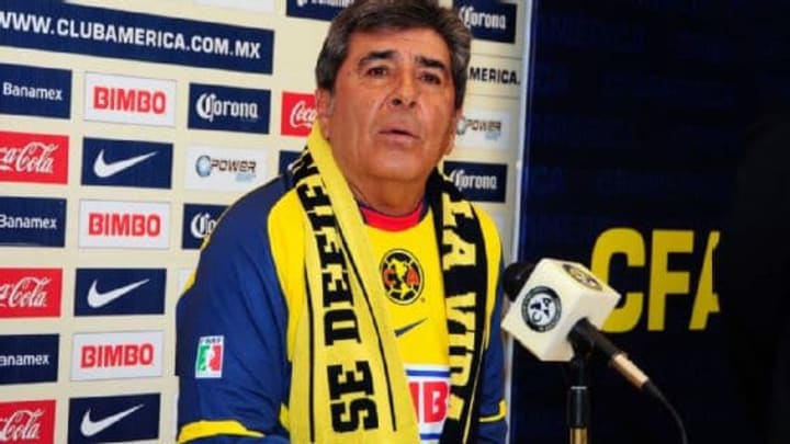 El entrenador Carlos Reinoso en una de sus etapas con América.