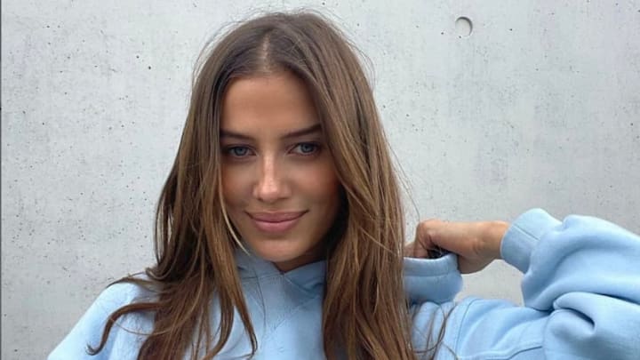 Brad Pitt se encuentra lejos de su nuevo romance Nicole Poturalski en este momento