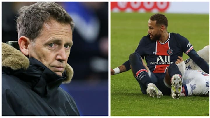 Neymar s'est blessé sur un tacle de Thiago Mendes lors de la défaite du PSG ce dimanche soir. Neymar s'est blessé sur un tacle de Thiago Mendes lors de la défaite du PSG ce dimanche soir.