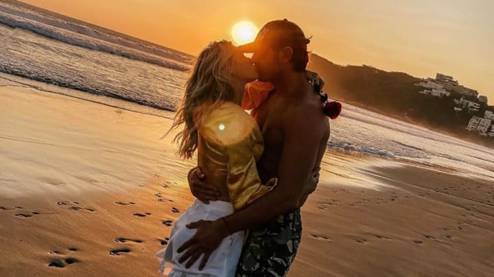 La pareja compartió con sus seguidores una rutina de ejercicios llena de amor La pareja compartió con sus seguidores una rutina de ejercicios llena de amor