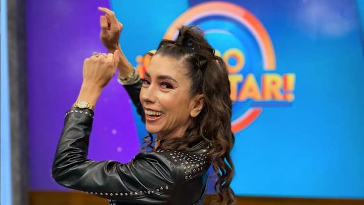 Bella de la Vega y Ricardo Casares protagonizan divertido momento en vivo 