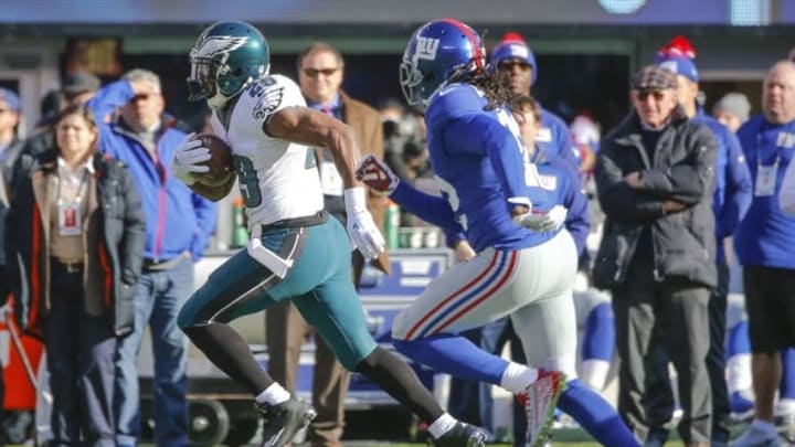 Jan 3, 2016; East Rutherford, NJ, USA; Philadelphia Eagles running back DeMarco Murray (29) carries the ball to score a touchdown during the first quarter against the New York Giants at MetLife Stadium. Mandatory Credit: Jim O