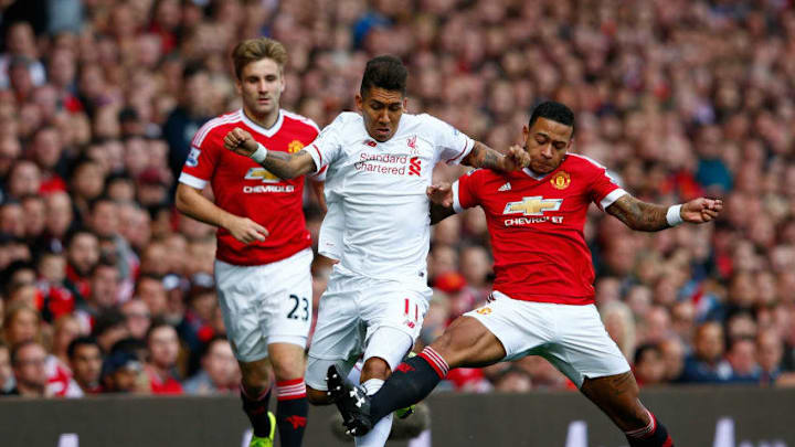 MANCHESTER, ENGLAND - SEPTEMBER 12: Roberto Firmino of Liverpool is challenged by Memphis Depay of Manchester United during the Barclays Premier League match between Manchester United and Liverpool at Old Trafford on September 12, 2015 in Manchester, United Kingdom. (Photo by Shaun Botterill/Getty Images)