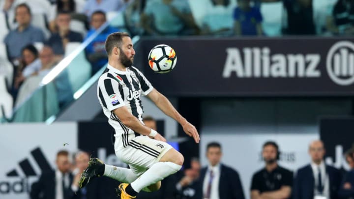 Gonzalo Higuain of Juventus controls the ball during the serie A match between Juventus and SSC Napoli on April 22, 2018 in Turin, Italy.(Photo by Matteo Ciambelli/NurPhoto via Getty Images)