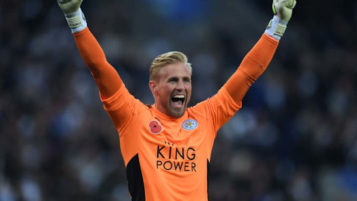 LEICESTER, ENGLAND - OCTOBER 29: Kasper Schmeichel of Leicester City celebrates as Jamie Vardy of Leicester City scores their first goal during the Premier League match between Leicester City and Everton at The King Power Stadium on October 29, 2017 in Leicester, England. (Photo by Michael Regan/Getty Images)