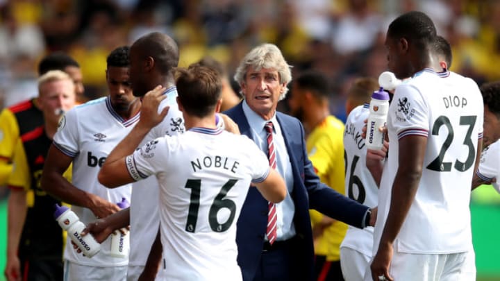 WATFORD, ENGLAND - AUGUST 24: Manuel Pellegrini, Manager of West Ham United speaks to his team during the Premier League match between Watford FC and West Ham United at Vicarage Road on August 24, 2019 in Watford, United Kingdom. (Photo by Christopher Lee/Getty Images)