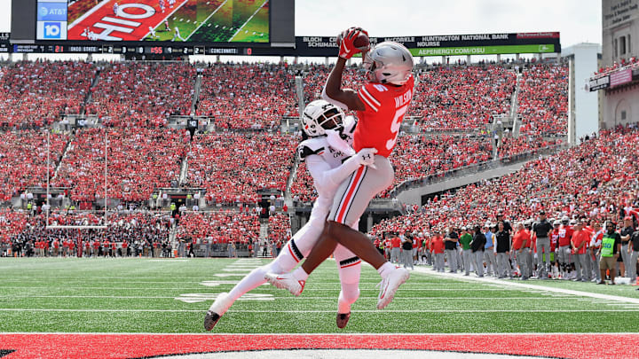 COLUMBUS, OH – SEPTEMBER 7: Garrett Wilson #5 of the Ohio State Buckeyes catches a 9-yard touchdown pass over the defense of Coby Bryant #7 of the Cincinnati Bearcats in the second quarter at Ohio Stadium on September 7, 2019 in Columbus, Ohio. (Photo by Jamie Sabau/Getty Images)