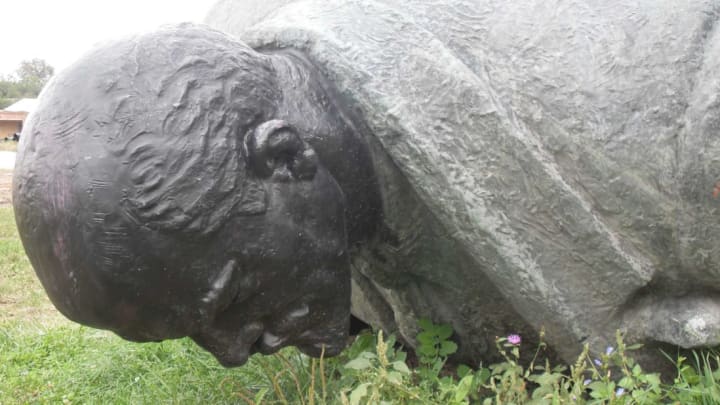 A fallen statue of Lenin next to the Mogoşoaia Palace. A fallen statue of Lenin next to the Mogoşoaia Palace.