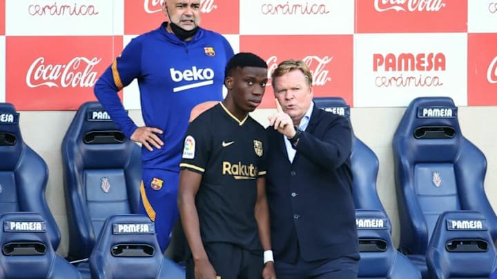 Barcelona's Dutch coach Ronald Koeman (R) talks to Barcelona midfielder Ilaix Moriba. (Photo by JOSE JORDAN / AFP) (Photo by JOSE JORDAN/AFP via Getty Images)