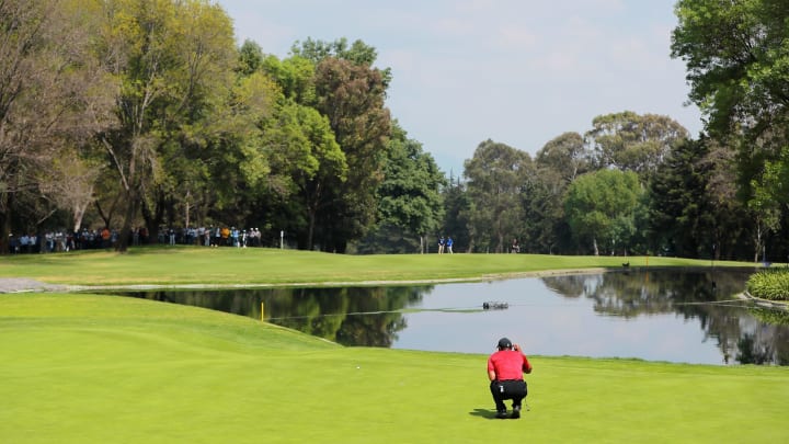 MEXICO CITY, MEXICO – FEBRUARY 24: Tiger Woods of the United States lines up a putt on the sixth green during the final round of World Golf Championships-Mexico Championship at Club de Golf Chapultepec on February 24, 2019 in Mexico City, Mexico. (Photo by Hector Vivas/Getty Images DraftKings PGA