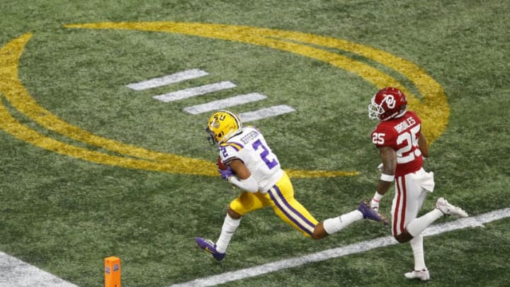 ATLANTA, GEORGIA - DECEMBER 28: Wide receiver Justin Jefferson #2 of the LSU Tigers catches a pass for a touchdown in the second quarter over safety Justin Broiles #25 of the Oklahoma Sooners during the Chick-fil-A Peach Bowl at Mercedes-Benz Stadium on December 28, 2019 in Atlanta, Georgia. (Photo by Mike Zarrilli/Getty Images)