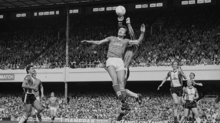 English soccer player Derek Mountfield of Everton challenging goalkeeper Peter Shilton of Southampton during the match between the teams in the FA Cup Semi-final at Highbury Stadium, London, UK, 14th April 1984. (Photo by B. Gomer/Daily Express/Hulton Archive/Getty Images)