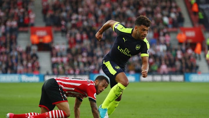 SOUTHAMPTON, ENGLAND - MAY 10: Alex Oxlade-Chamberlain of Arsenal goes past Nathan Redmond of Southampton during the Premier League match between Southampton and Arsenal at St Mary's Stadium on May 10, 2017 in Southampton, England. (Photo by Ian Walton/Getty Images)