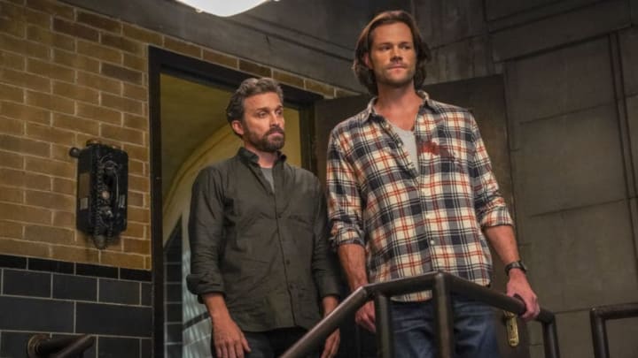 Supernatural -- "The Trap" -- Image Number: SN1509A_0072bc.jpg -- Pictured (L-R): Rob Benedict as Chuck and Jared Padalecki as Sam -- Photo: Colin Bentley/The CW -- © 2020 The CW Network, LLC. All Rights Reserved.