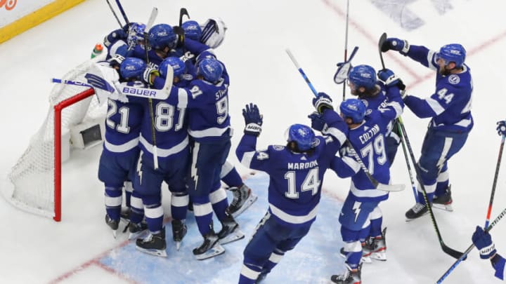 The Tampa Bay Lightning celebrate. (Photo by Mike Carlson/Getty Images)