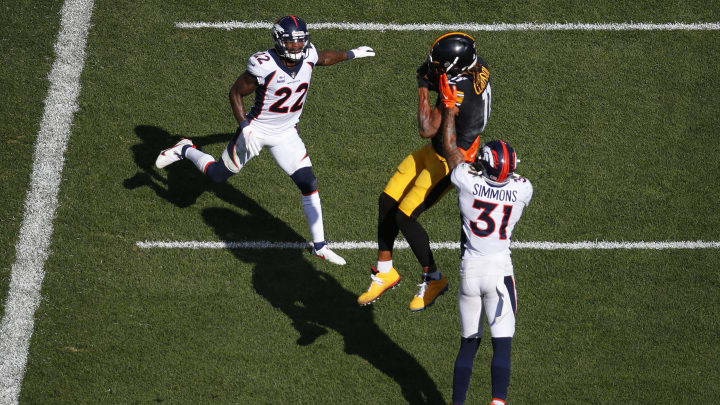 PITTSBURGH, PENNSYLVANIA – OCTOBER 10: Chase Claypool #11 of the Pittsburgh Steelers catches a touchdown pass during the third quarter against the Denver Broncos at Heinz Field on October 10, 2021 in Pittsburgh, Pennsylvania. (Photo by Justin K. Aller/Getty Images)