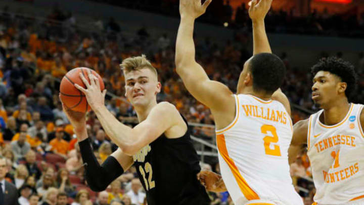 LOUISVILLE, KENTUCKY – MARCH 28: Matt Haarms #32 of the Purdue Boilermakers is defended by Grant Williams #2 of the Tennessee Volunteers during the second half of the 2019 NCAA Men’s Basketball Tournament South Regional at the KFC YUM! Center on March 28, 2019, in Louisville, Kentucky. (Photo by Kevin C. Cox/Getty Images)