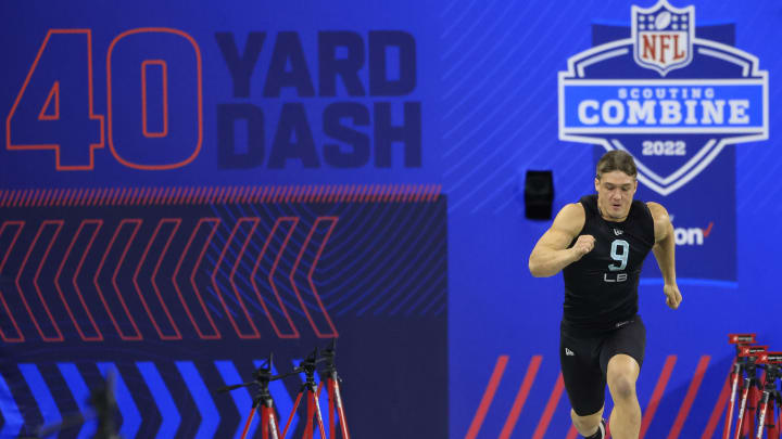 INDIANAPOLIS, INDIANA – MARCH 05: Leo Chenal #LB09 of the Wisconsin Badgers runs the 40 yard dash during the NFL Combine at Lucas Oil Stadium on March 05, 2022 in Indianapolis, Indiana. (Photo by Justin Casterline/Getty Images)