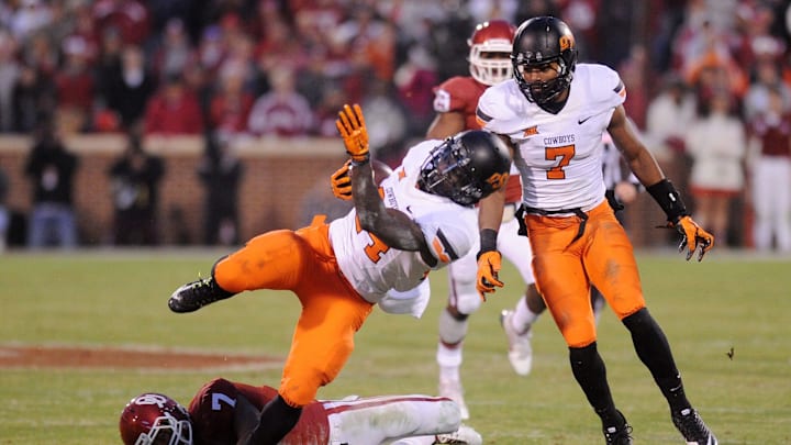 Dec 6, 2014; Norman, OK, USA; Oklahoma State Cowboys wide receiver Tyreek Hill (24) carries the ball while being pursued by Oklahoma Sooners cornerback Jordan Thomas (7) during the fourth quarter at Gaylord Family – Oklahoma Memorial Stadium. Mandatory Credit: Mark D. Smith-USA TODAY Sports