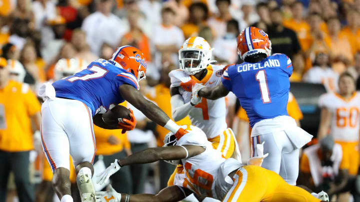 Florida Gators running back Dameon Pierce (27) stiff arms a defender as he runs with the ball during the football game between the Florida Gators and Tennessee Volunteers, at Ben Hill Griffin Stadium in Gainesville, Fla. Sept. 25, 2021.Flgai 092521 Ufvs Tennesseefb 24