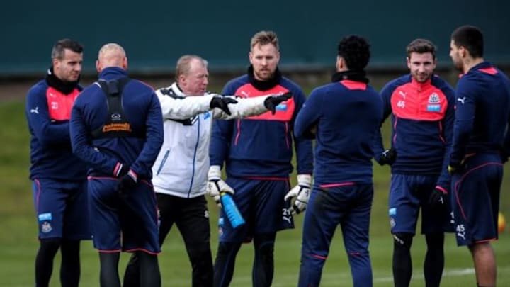 NEWCASTLE UPON TYNE, ENGLAND - FEBRUARY 26: Newcastle's Head Coach Steve McClaren (C) gives instructions to his players seen L-R Steven Taylor, Jonjo Shelvey, Rob Elliot, Emmanuel Riviere, Paul Dummett and Aleksandar Mitrovic during the Newcastle United Training session at The Newcastle United Training Centre on February 26, 2016, in Newcastle upon Tyne, England. (Photo by Serena Taylor/Newcastle United via Getty Images)
