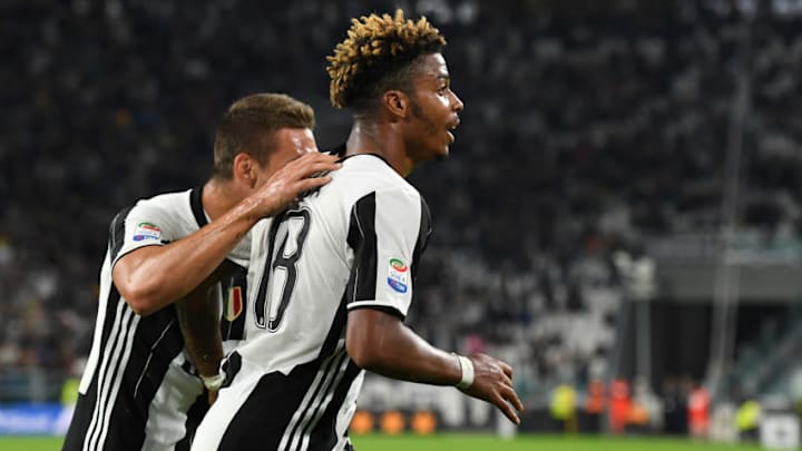 TURIN, ITALY – SEPTEMBER 21: Mario Lemina (R) of Juventus FC celebrates a goal with team mate Marko Pjaca during the Serie A match between Juventus FC and Cagliari Calcio at Juventus Stadium on September 21, 2016 in Turin, Italy. (Photo by Valerio Pennicino/Getty Images)