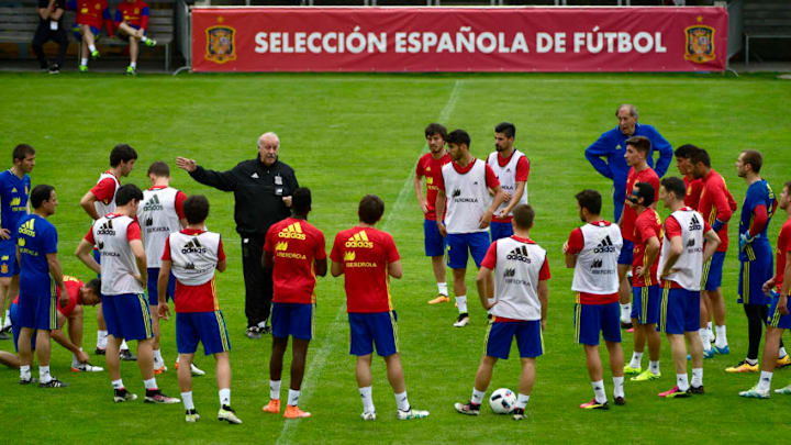 Spanish national football team head coach Vicente del Bosque (C, L) gestures as he speaks to his players during a training session in Schruns on May 27, 2016 where they prepare for the upcoming Euro 2016 European football championships. / AFP / PIERRE-PHILIPPE MARCOU (Photo credit should read PIERRE-PHILIPPE MARCOU/AFP/Getty Images)