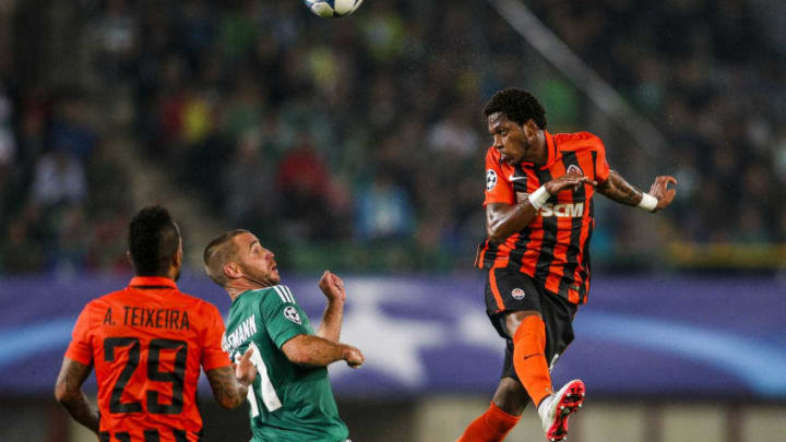 VIENNA, AUSTRIA - AUGUST 19: Fred of Donetsk (R) competes for the ball in the air with Steffen Hofmann of Vienna during the UEFA Champions League: Qualifying Round Play Off First Leg match between SK Rapid Vienna and FC Shakhtar Donetsk on August 19, 2015 in Vienna, Austria. (Photo by Christian Hofer/Getty Images)