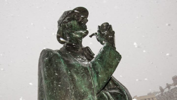 LONDON, UNITED KINGDOM - 2018/02/28: The statue of Sherlock Holmes in front of Baker Street Station seen covered in snow.As the weather front from eastern Europe arrives in the UK it bring heavy snowstorm and sub-zero temperature to the UK. The met office has issued amber warning in northern England and much of of the east coast of England including London while Scotland's weather warning has been upgraded to red, which means risk to life, widespread damage, travel and power disruption are likely. (Photo by Brais G. Rouco/SOPA Images/LightRocket via Getty Images)