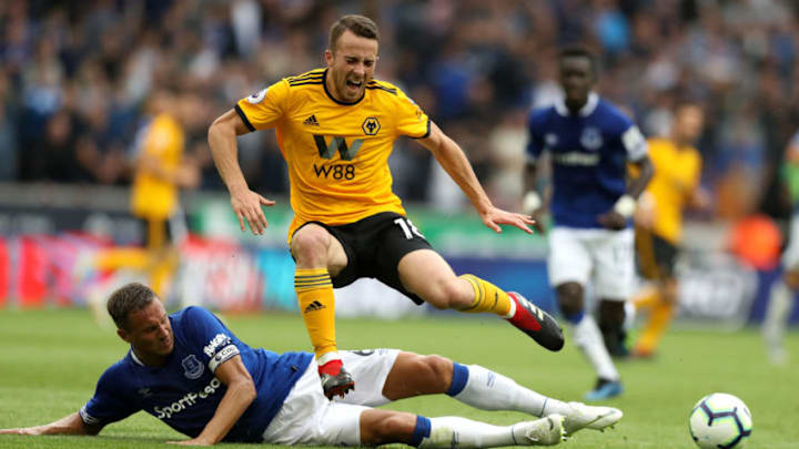 WOLVERHAMPTON, ENGLAND - AUGUST 11: Phil Jagielka of Everton fouls Diogo Jota of Wolverhampton Wanderers, leading to Phil Jagielka of Everton recieving a red card during the Premier League match between Wolverhampton Wanderers and Everton FC at Molineux on August 11, 2018 in Wolverhampton, United Kingdom. (Photo by David Rogers/Getty Images)