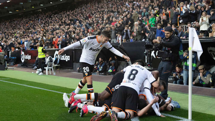 VALENCIA, SPAIN - JANUARY 25: (BILD ZEITUNG OUT) Maxi Gómez of FC Valencia celebrates his goal with team mates during the La Liga Santander match between Valencia v FC Barcelona at the Estadio de Mestalla on January 25, 2020 in Valencia Spain. (Photo by TF-Images/Getty Images)