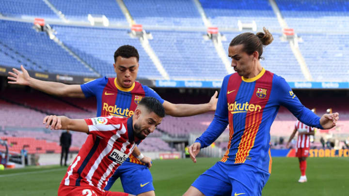 BARCELONA, SPAIN - MAY 08: Yannick Carrasco of Atletico de Madrid battles for possession with Antoine Griezmann of FC Barcelona during the La Liga Santander match between FC Barcelona and Atletico de Madrid at Camp Nou on May 08, 2021 in Barcelona, Spain. Sporting stadiums around Spain remain under strict restrictions due to the Coronavirus Pandemic as Government social distancing laws prohibit fans inside venues resulting in games being played behind closed doors. (Photo by David Ramos/Getty Images)