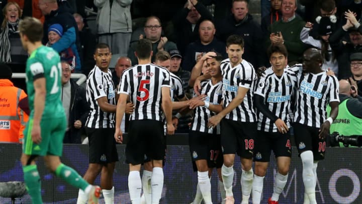 NEWCASTLE UPON TYNE, ENGLAND - NOVEMBER 03: Ayoze Perez of Newcastle United celebrates after scoring his team's first goal with his team mates during the Premier League match between Newcastle United and Watford FC at St. James Park on November 3, 2018 in Newcastle upon Tyne, United Kingdom. (Photo by Nigel Roddis/Getty Images)
