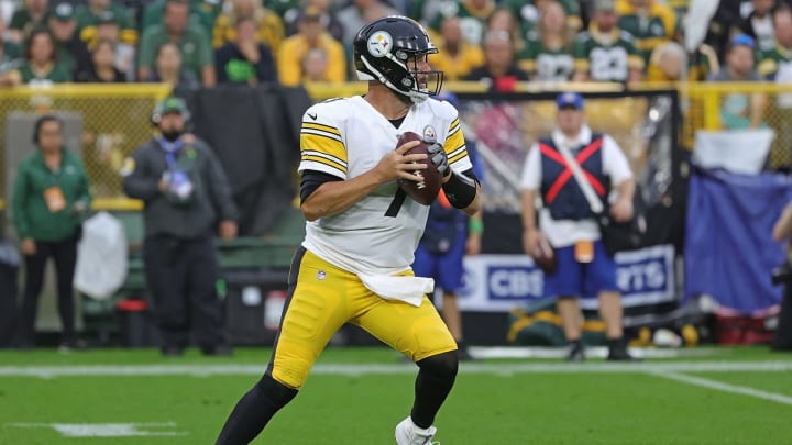 GREEN BAY, WISCONSIN – OCTOBER 03: Ben Roethlisberger #7 of the Pittsburgh Steelers drops back to pass during a game against the Green Bay Packers at Lambeau Field on October 03, 2021 in Green Bay, Wisconsin. (Photo by Stacy Revere/Getty Images)