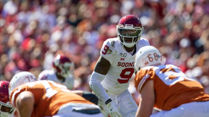 DALLAS, TX - OCTOBER 12: Oklahoma Sooners linebacker Kenneth Murray (9) waits for the play during the Big 12 Red River Showdown game against the Texas Longhorns on October 12, 2019 at Cotton Bowl Stadium in Dallas, Texas. (Photo by William Purnell/Icon Sportswire via Getty Images)